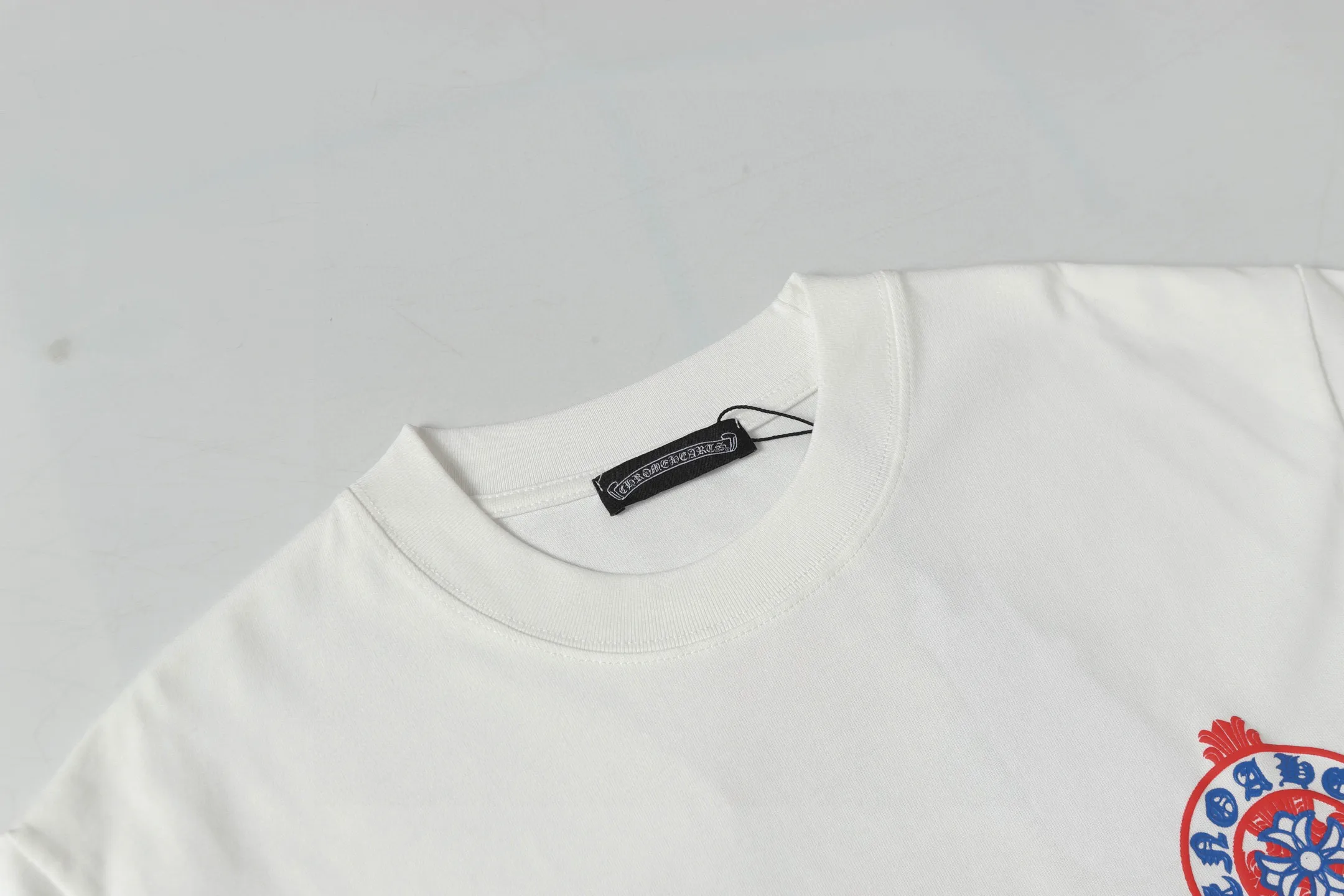 🅿️180 Chrome hearte/Chrome heart ch 25ss early spring new cross foam short sleeves. A must-have item for daily commuting for men and women in light luxury. The correct version is welcome to compare. Detailed features ·280 grams of 100% cotton double yarn jersey fabric ·Special thickened 32 pieces of double-strand 1x1 thread in the same cylinder ·Double-needle stitching process ·Original main mark washed hangtag COLOUR: black white SIZE: s xl